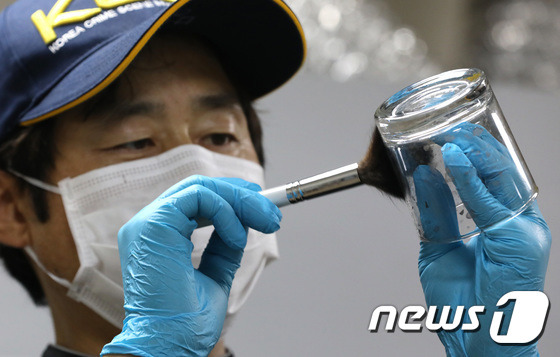 5일 오후 서울 서대문구 경찰청에서 과학수사대 관계자가 지문 채취 과정을 시연하고 있다. 2017.9.5/뉴스1 ⓒ News1 이재명 기자