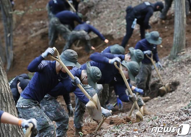 11일 오전 경기 의왕시 모락산 일대에서 국방부 유해발국감식단과 육군 제51보병사단 장병들이 유해발굴을 하고 있다. 2023.10.11/뉴스1 ⓒ News1 김영운 기자