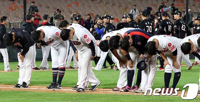 고개 숙인 롯데 선수단. ⓒ News1 여주연 기자