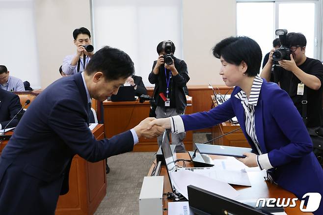 김주현 금융위원장이 11일 오전 서울 여의도 국회에서 열린 정무위원회의 금융위원회에 대한 국정감사에서 백혜련 위원장에게 선서문 전달 후 악수하고 있다. 2023.10.11/뉴스1 ⓒ News1 황기선 기자