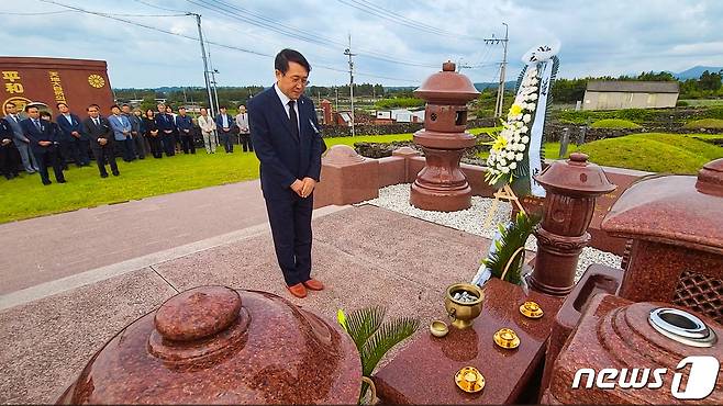 김일환 제주대학교 총장이 10일 제주대 김창인실천야학야외교육원에서 열린 재일제주인 사업가 고(故) 김창인씨 추도식에서 조의를 표하고 있다.(제주대학교 제공)