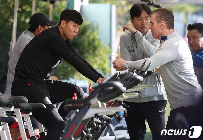 대한민국 축구대표팀 손흥민이 10일 오후 경기도 파주 국가대표트레이닝센터(NFC)에서 열린 평가전 대비 오픈트레이닝에서 회복 훈련을 하고 있다. 위르겐 클린스만 감독이 이끄는 대표팀은 오는 13일 튀니지와 17일 베트남을 상대로 평가전을 치른다. 2023.10.10/뉴스1 ⓒ News1 김민지 기자