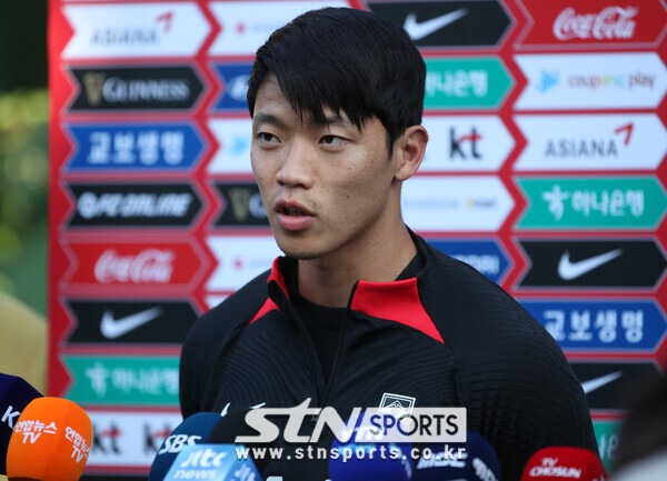 대한민국 축구 국가대표팀 황희찬이 10일 경기 파주 국가대표트레이닝센터(NFC)에서 공개훈련에 앞서 인터뷰를 하고 있다. 축구대표팀은 13일 서울월드컵경기장에서 튀니지, 17일 수원월드컵경기장에서 베트남과 두 차례 평가전을 갖는다. 사진┃뉴시스