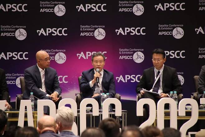 송경민 KT SAT 대표(가운데)가 APSCC 2023 행사서 다중궤도 위성 서비스 준비 성과를 공유하고 있다. [사진제공=KT SAT]
