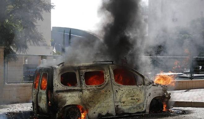 지난 7일 팔레스타인 무장테러단체 하마스의 공격을 받은 차량이 불길에 휩싸여있다. ⓒEPA/연합뉴스