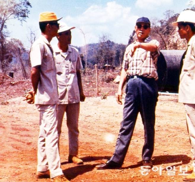 국내 해외건설 1호 사업은 현대건설이 1965년 11월 1일 태국에서 수주한 파타니~나라티왓 고속도로 건설공사이다. 정부는 이를 기념하기 위해 2005년에 11월 1일을 해외건설의 날로 지정하고 2006년부터 2년 단위로 기념식을 갖는다.  사진은 고 정주영 현대그룹 명예회장(오른쪽 두 번째)이 파타니~나라티왓 고속도로 현장에서 직원들에게 공사 관련 지시를 하는 모습이다.  현대건설 제공