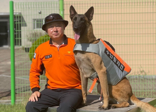 국내 1호 수난탐지견인 '파도'와 현광섭 핸들러. 소방청 제공