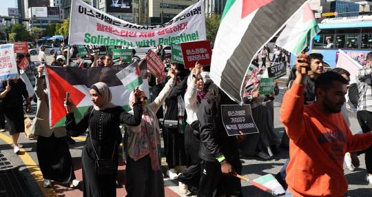 11일 서울 청계광장 인근에서 팔레스타인인과 시민단체 등이 참석한 가운데 팔레스타인 무장정파 하마스의 이스라엘 공격과 관련해 '팔레스타인 해방' 주장과 함께 하마스를 지지하는 집회가 열렸다. 참석자들이 집회를 마치고 행진하고 있다.<연합뉴스>