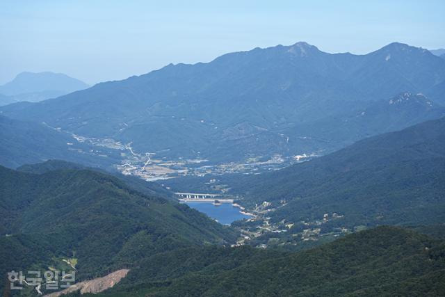 장안산 정상에 서면 북동쪽으로 남덕유산 높은 산줄기가 손에 잡힐 듯하다.