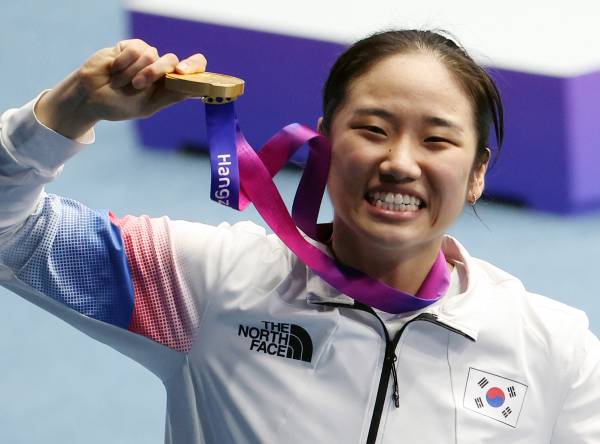<yonhap photo-0047=""> 금빛 환호 안세영 (항저우=연합뉴스) 박동주 기자 = 7일 중국 항저우 빈장체육관에서 열린 항저우 아시안게임 배드민턴 여자 단식 결승에서 금메달을 획득한 한국 안세영이 환호하고 있다. 2023.10.8 pdj6635@yna.co.kr/2023-10-08 00:09:02/ <저작권자 ⓒ 1980-2023 ㈜연합뉴스. 무단 전재 재배포 금지.></yonhap>