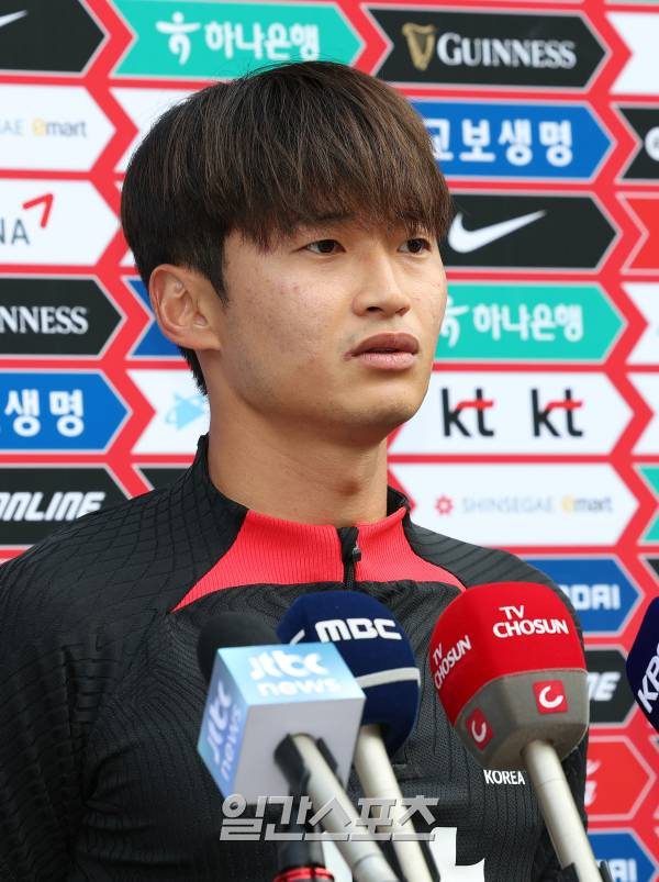 대한민국 축구 국가대표팀 김진수가 11일 오후 경기도 파주 축구대표팀트레이닝센터(NFC)에서 진행된 훈련에 앞서 인터뷰를 하고 있다. 클린스만 감독이 이끄는 축구대표팀은 오는 13일과 17일 두 차례 튀니지, 베트남과 각각 평가전을 갖는다. 파주=김민규 기자 mgkim1@edaily.co.kr /2023.10.11/