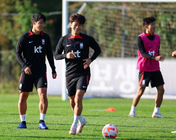 <yonhap photo-3990=""> 지난 10일 오후 경기도 파주NFC(축구대표팀 트레이닝센터)에서 열린 한국 축구대표팀 공개훈련에서 대표팀 선수들이 황희찬,김진수가 훈련하고 있다. 사진=연합뉴스</yonhap>