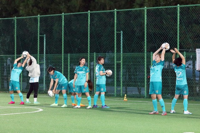 ▲인제군여성축구단이 준비운동을 하고 있는 모습.