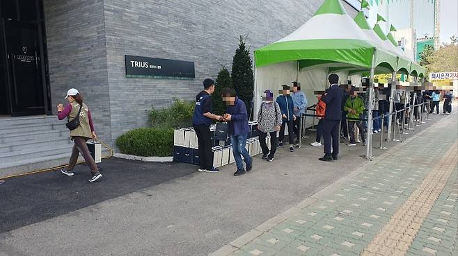 서울시 구로구에 마련된 트리우스 광명 모델하우스에 예비 청약자들이 줄지어 입장하고 있다. 사진=대우건설