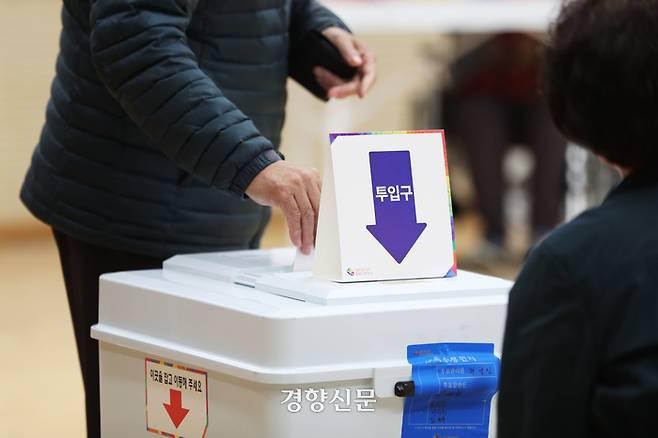 강서구청장 보궐선거날인 11일 서울 강서구 방화1동 주민센터에 마련된 방화1동 제7투표소에서 유권자가 투표하고 있다. 한수빈 기자