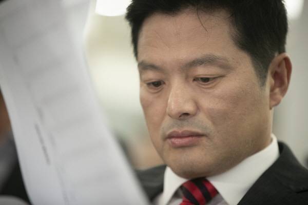 <김태우 국민의힘 강서구청장 보궐선거 후보자가 11일 저녁 서울 강서구 마곡동 선거사무소에서 강서구청장 보궐선거 투표현황표를 보고 있다. 2023.10.11 [공동취재]