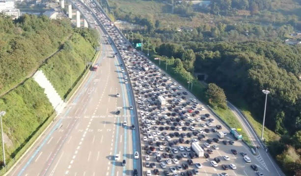 극심한 정체를 빚고 있는 용인서울고속도로