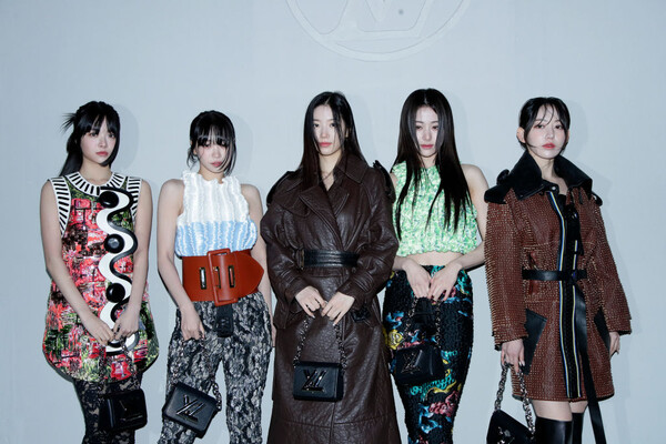 2023 루이비통 여성 프리폴 컬렉션 쇼에 참석한 한국 아이돌 그룹 르세라핌/사진=게티이미지