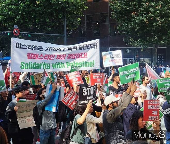 팔레스타인 지지 집회 발언자는 서방 정치권 및 한국 정부에 대해서도 비판했다. 사진은 11일 팔레스타인 지지 집회 참석자들이 든 현수막에 '이스라엘은 가자 지구 폭격 중단하라' '팔레스타인 저항 정당하다' 등의 문구가 적혀 있는 모습. /사진=김지연 기자