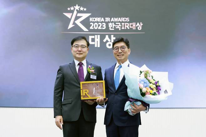 현대차가 2023 '한국IR대상'에서 대상을 받았다. 사진은 11일 열린 관련 시상식에 참석한 손병두(왼쪽) KRX 한국거래소 이사장과 구자용 현대자동차 IR담당 전무. /사진=현대차