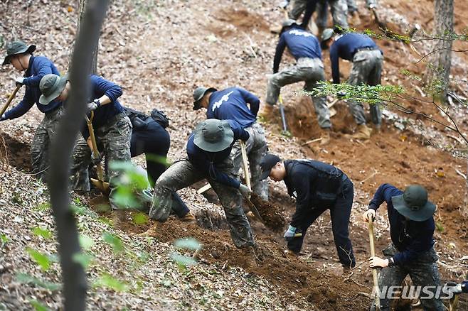 [의왕=뉴시스] 김종택기자 = 국방부 유해발굴감식단과 수도군단 유해발굴팀, 51사단 장병들이 11일 경기도 의왕시 모락산 일대에서 6·25 전사자 유해발굴을 하고 있다. 현재 모락산 유해발굴현장에서 완전유해 3구와 부분유해 1구, 탄피, 수류탄 잔해, 탄두 등 350여점의 유품이 다수 발견됐다. 2023.10.11. jtk@newsis.com