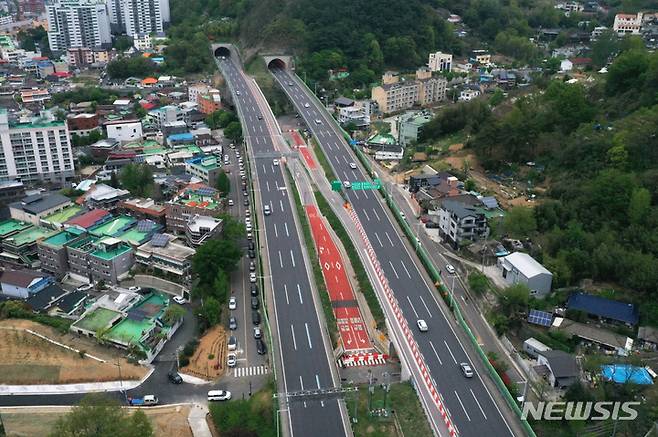 [광주=뉴시스] 이영주 기자 = 19일 오후 광주 동구 지산동 지산IC 주변 제2순환도로가 원활한 차량 소통 흐름을 보이고 있다. 2023.04.19. leeyj2578@newsis.com