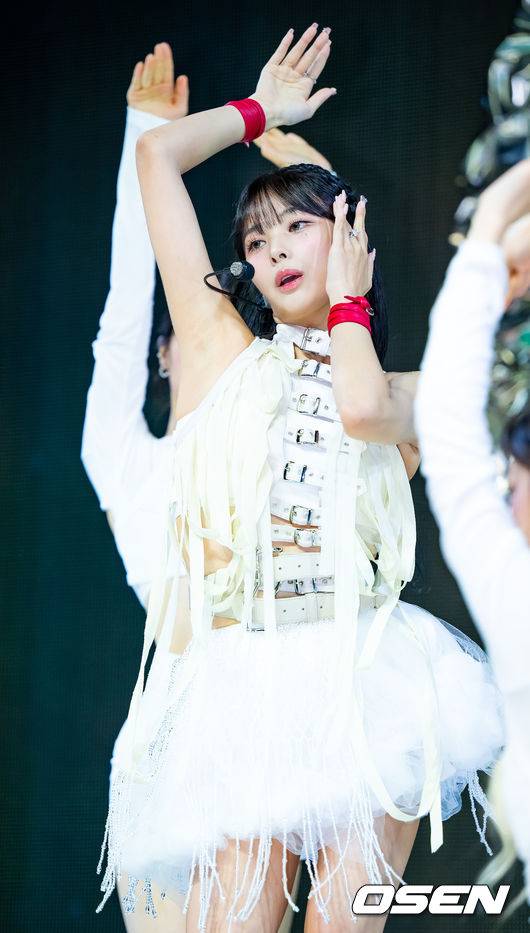 [OSEN=민경훈 기자] 11일 오후 서울 마포구 신한pLay 스퀘어 라이브홀에서 가수 지니(JINI)가 첫 번째&nbsp;EP&nbsp;앨범&nbsp;‘An Iron Hand In A Velvet Glove’의 미디어 쇼케이스가 열렸다.지니가 화려한 무대를 선보이고 있다. 2023.10.11 /rumi@osen.co.kr