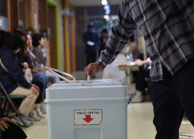 ▲강서구청장 보궐선거날인 5월 11일 오전 서울 강서구 양천초등학교에 마련된 가양1동 제1투표소에서 유권자들이 투표를 하고 있다. ⓒ연합뉴스