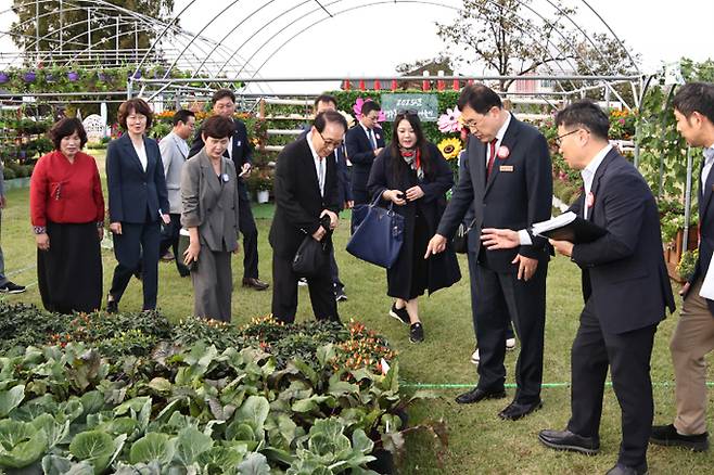 주낙영(오른쪽서 세번째) 경주시장이 '2023 경주 황금정원나들이' 행사장을 둘러보고 있다. 