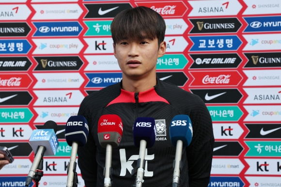 인터뷰 하는 김진수 - 한국 축구대표팀 김진수가 11일 오후 경기 파주NFC(축구대표팀 트레이닝센터)에서 훈련에 앞서 인터뷰하고 있다. 2023.10.11 연합뉴스