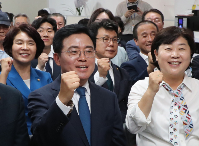 강서구청장 보궐선거일인 11일 오후 서울 강서구 마곡동 더불어민주당 진교훈 후보 캠프사무실에서 진 후보와 당직자들이 TV 개표 방송을 기다리고 있다. 성형주 기자