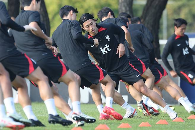 조규성(가운데)이 11일 파주트레이닝센터에서 진행된 축구대표팀 훈련에서 팀 동료들과 함께 셔틀런 테스트를 수행하고 있다. 연합뉴스