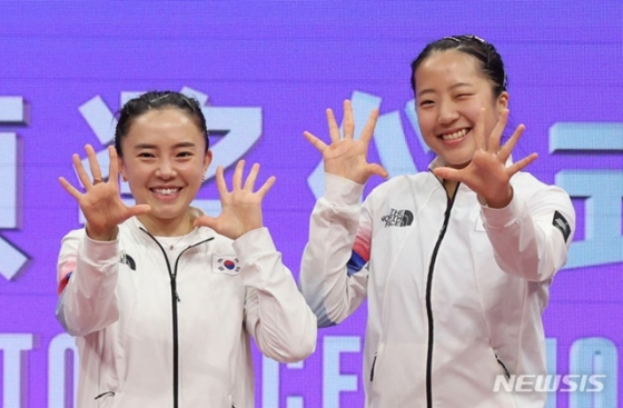 2022 항저우 아시안게임 탁구 여자 복식 금메달을 따낸 신유빈(오른쪽)과 전지희. /사진=뉴시스