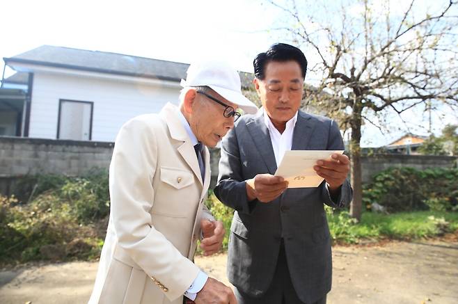 이상철 곡성군수, 100세 어르신에게 청려장 전달 [곡성군 제공. 재판매 및 DB 금지]