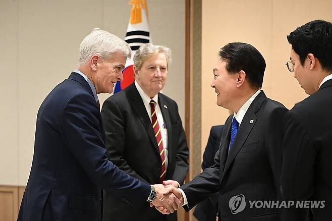 빌 캐시디 미국 상원의원과 악수하는 윤석열 대통령 (서울=연합뉴스) 임헌정 기자 = 윤석열 대통령이 11일 서울 용산 대통령실 청사에서 방한 중인 미국 상원의원 대표단을 접견하며 빌 캐시디 연방상원의원과 악수하고 있다. 2023.10.11 [대통령실 제공. 재판매 및 DB 금지] kane@yna.co.kr