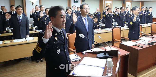 윤희근 경찰청장이 12일 오전 서울 서대문구 경찰청에서 열린 국회 행정안전위원회 국정감사에 출석해 선서를 하고 있다. (사진=이영훈 기자)