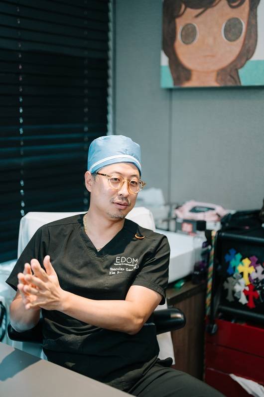 하지동맥폐색증의 치료법을 설명하는 김현규 원장. 약물방출 스텐트의 역할을 특히 강조했다 | 출처: 하이닥