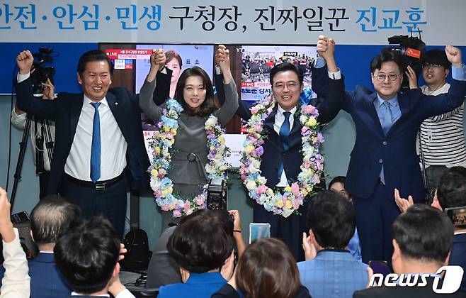 재보궐 선거에서 강서구청장 당선이 확실해진 진교훈 더불어민주당 후보와 홍익표 원내대표(오른쪽), 정청래 최고위원(왼쪽)이 11일 오후 서울 강서구 선거사무실에서 손을 들어 인사를 하고 있다. (공동취재) 2023.10.12/뉴스1 ⓒ News1 김진환 기자