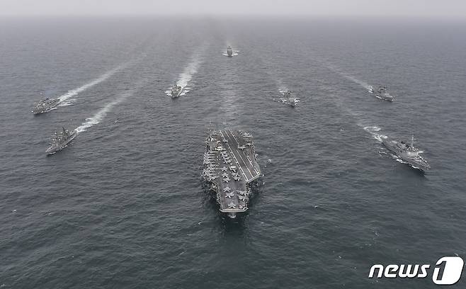 한미 해군과 일본 해상자위대 함정이 4일 제주남방 공해상에서 해상훈련을 하고 있다. 이번 훈련에서 한미 해군과 일본 해상자위대는 북한의 고도화되는 SLBM 등 수중위협에 대한 한미일의 대응 능력 향상을 위한 대잠전과, 재해재난 대응 및 인도적 지원을 위한 수색구조훈련을 실시했다. 앞줄 오른쪽부터 한국 해군 율곡이이함(DDG-992), 미국 해군 니미츠함(CVN-68), 일본 해상자위대 우미기리함(DD-158). (해군 제공) 2023.4.4/뉴스1