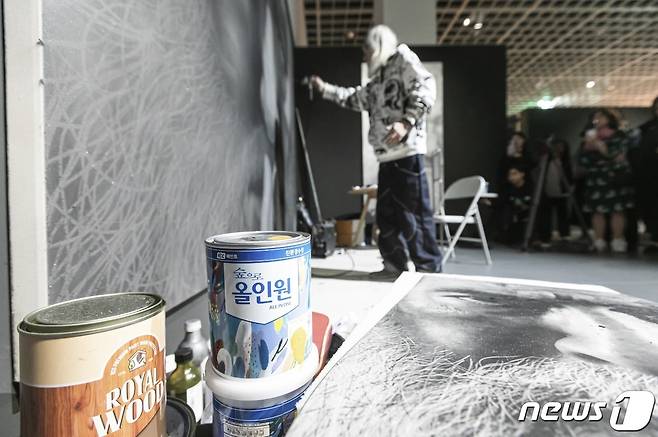 강형구 작가가 친환경 페인트로 작품을 구현하고 있다.(KCC 제공)