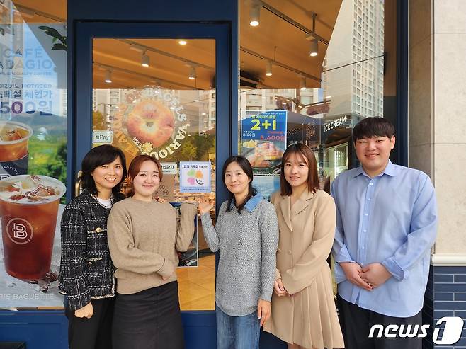 학교사회복지사업을 운영하고 있는 용인시 5개 학교 교사들이 행복교육공동체 조성의 일환으로 파리바게뜨 구갈점을 '함께 키우미' 기관으로 선정하고 기념촬영을 하고 있다.(용인시 제공)