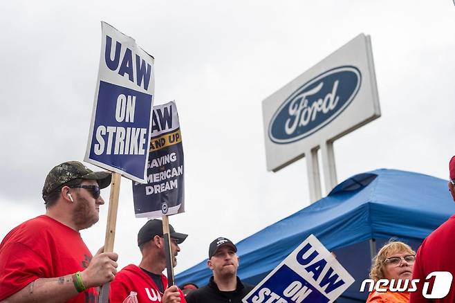 포드 공장 앞의 전미자동차노조(UAW) 노조원 ⓒ AFP=뉴스1