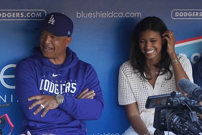 데이브 로버츠 LA 다저스 감독이 지난달 14일(한국시각) 샌디에이고 파드리스와의 홈경기를 앞두고 현지 방송사와 인터뷰를 하고 있다. USATODAY연합뉴스