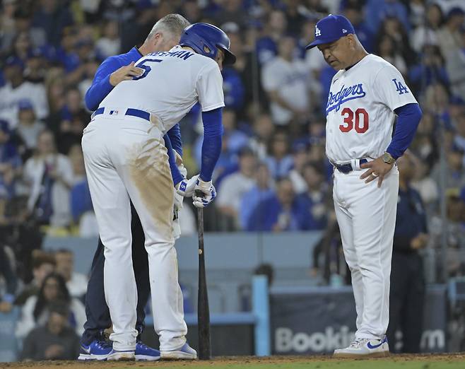 로버츠 감독이 지난 10일(한국시각) 디비전시리즈 2차전서 7회말 자신의 파울 타구에 맞고 고통스러워하는 프레디 프리먼을 걱정스런 눈빛으로 보고 있다. UPI연합뉴스