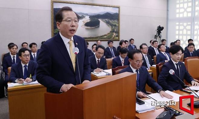 조승환 해양수산부 장관이 12일 국회에서 열린 농림축산식품해양수산위원회 국정감사에서 업무보고를 하고 있다. 사진=김현민 기자 kimhyun81@