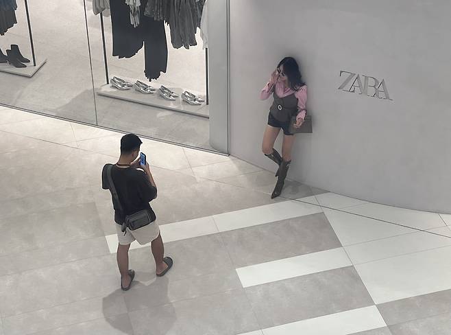 지난달 정식 개장한 하노이 롯데몰 웨스트레이크에서 사진을 찍는 젊은이들. /김은영 기자