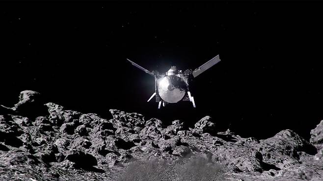 오시리스-아펙스 탐사선이 소행성 아포피스를 탐사하는 모습의 상상도. 소행성 베누에서 토양 시료를 채집한 오시리스-렉스 탐사선은 앞으로 소행성 아포피스를 탐사하면서 이름이 오시리스-아펙스로 바뀐다./미 애리조나대