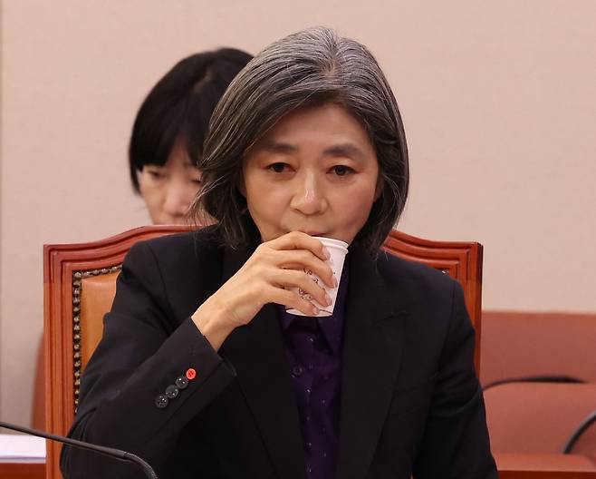 김행 여성가족부 장관 후보자가 지난 5일 서울 여의도 국회에서 열린 인사청문회에서 물을 마시고 있다. /뉴스1