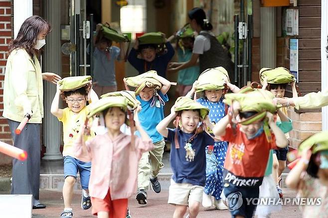 (사진은 본문의 내용과 상관없음) 지난달 13일 광주 북구 태봉 국공립어린이집에서 어린이들이 지진 대피 훈련을 하고 있다.ⓒ연합뉴스