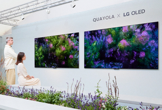 11일(현지시간) 영국에서 열린 프리즈 런던의 'LG OLED 라운지'를 찾은 관람객들이 OLED TV로 미디어아트 '여름정원'을 감상하고 있다. LG전자 제공